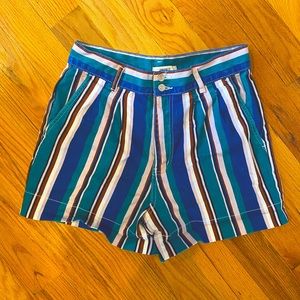 High waisted retro summer shorts.